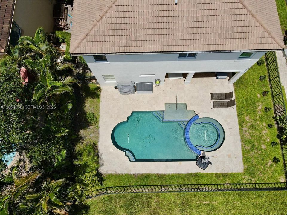 En Venta: $989,000 (5 camas, 3 baños, 3944 Pies cuadrados)