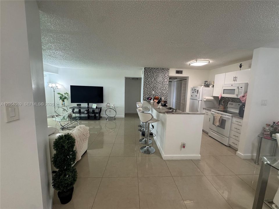 For Sale: $315,000 (2 beds, 2 baths, 1075 Square Feet)