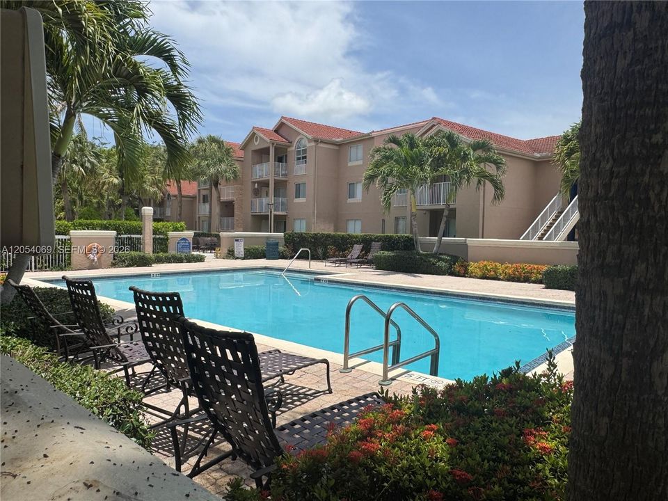 For Sale: $315,000 (2 beds, 2 baths, 1075 Square Feet)