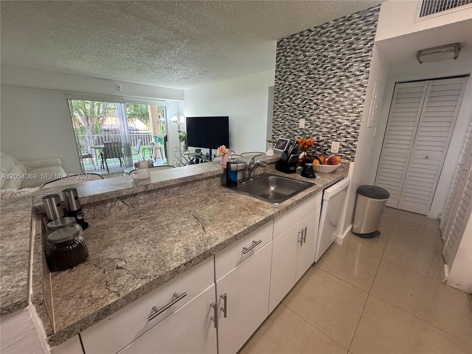 For Sale: $315,000 (2 beds, 2 baths, 1075 Square Feet)