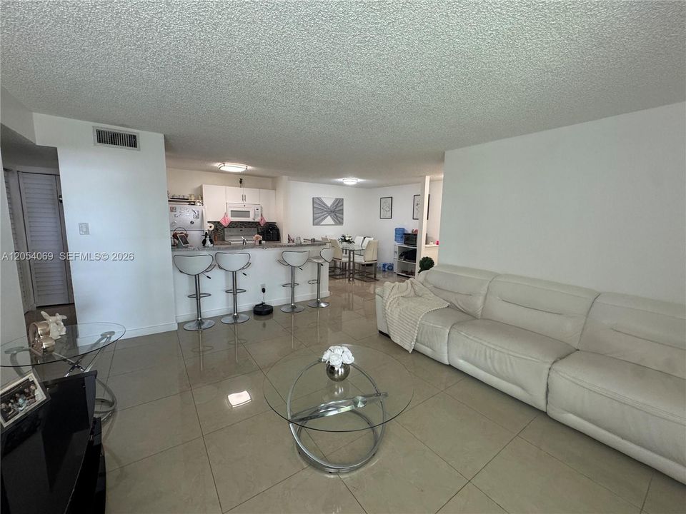 For Sale: $315,000 (2 beds, 2 baths, 1075 Square Feet)