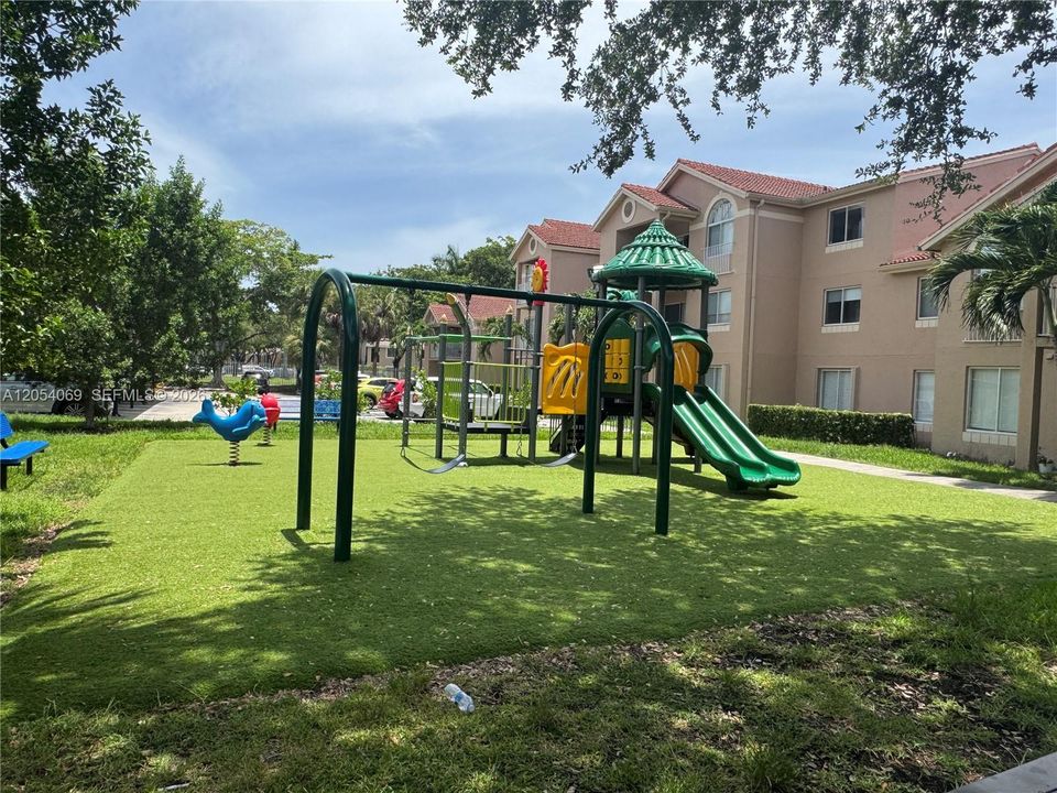For Sale: $315,000 (2 beds, 2 baths, 1075 Square Feet)