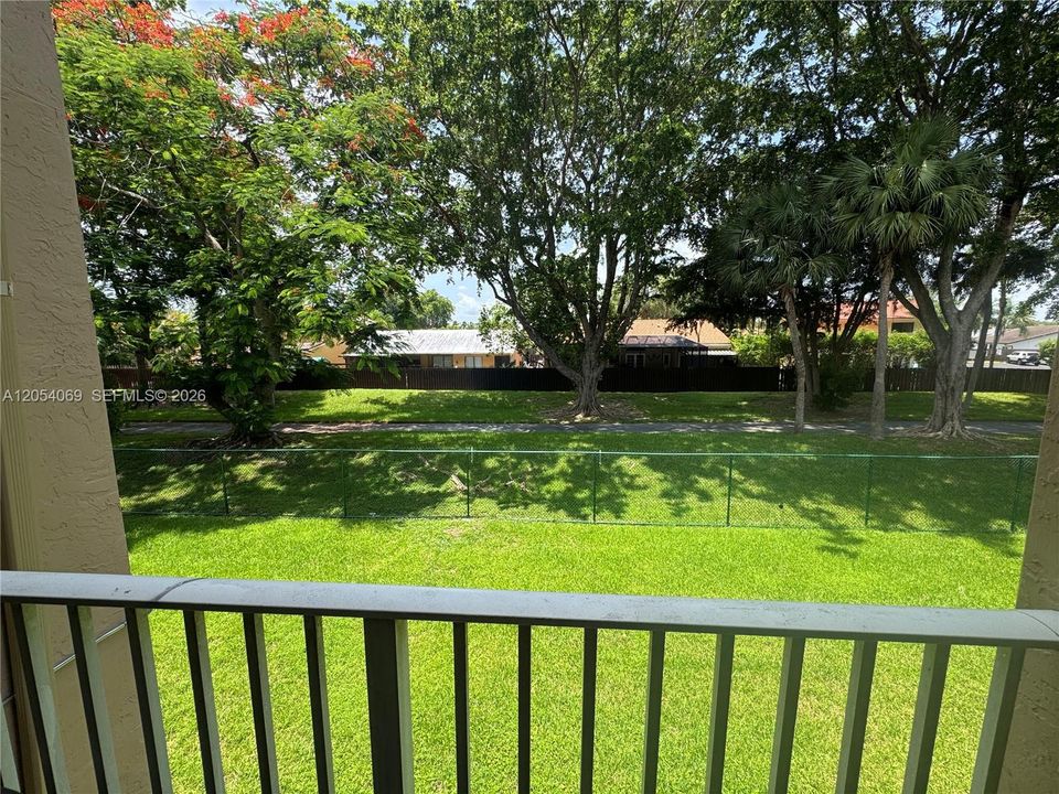For Sale: $315,000 (2 beds, 2 baths, 1075 Square Feet)