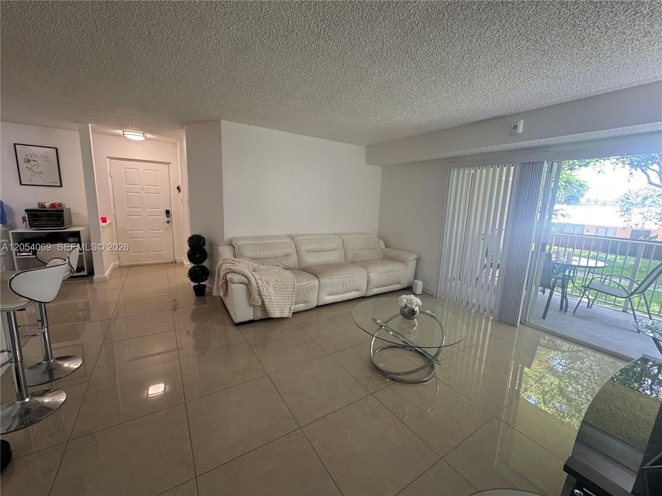 For Sale: $315,000 (2 beds, 2 baths, 1075 Square Feet)