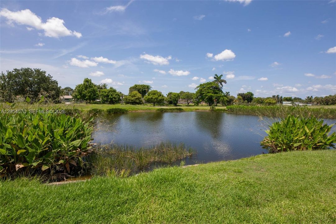 For Sale: $199,000 (2 beds, 2 baths, 871 Square Feet)
