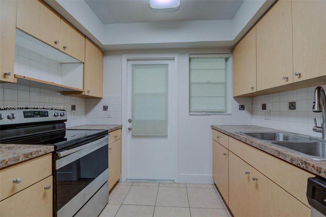 For Sale: $199,000 (2 beds, 2 baths, 871 Square Feet)