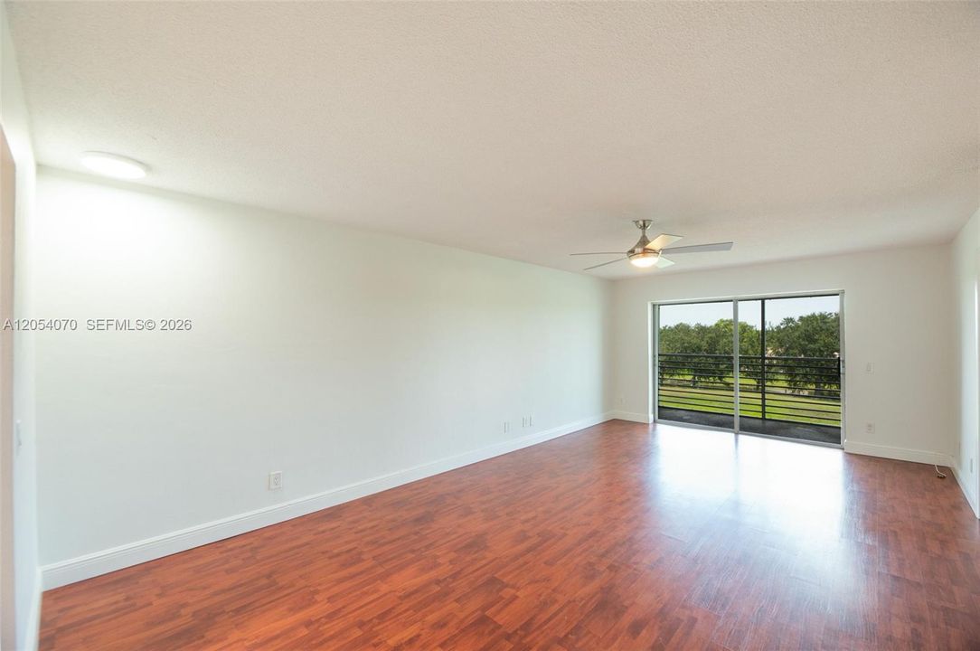 For Sale: $199,000 (2 beds, 2 baths, 871 Square Feet)