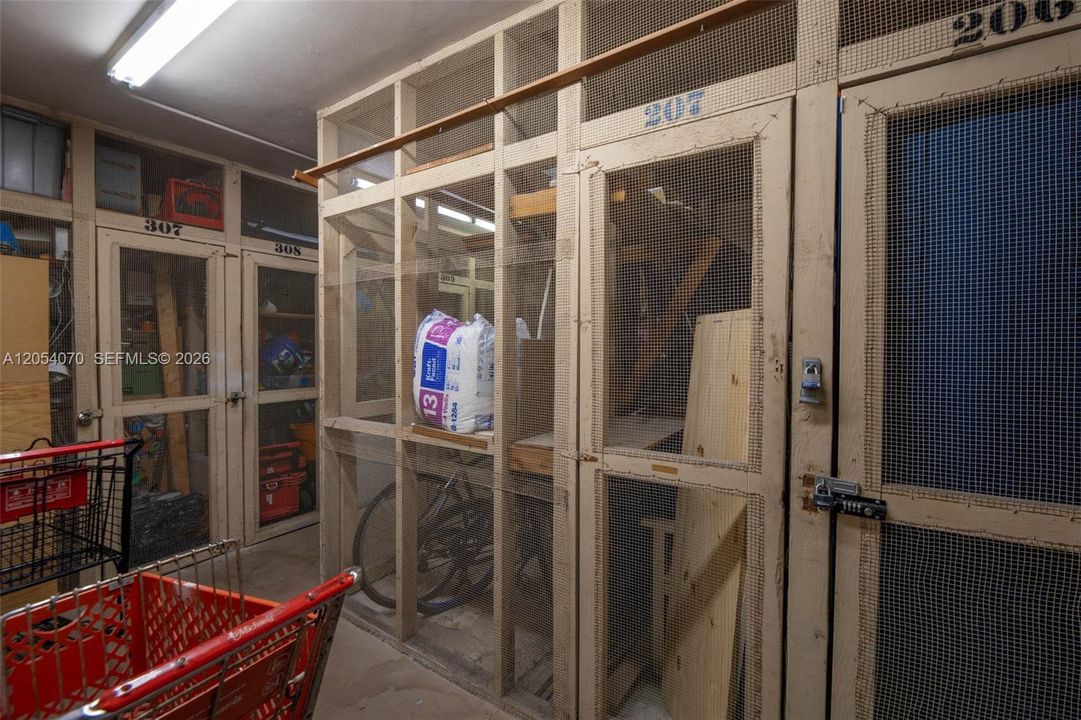 For Sale: $199,000 (2 beds, 2 baths, 871 Square Feet)