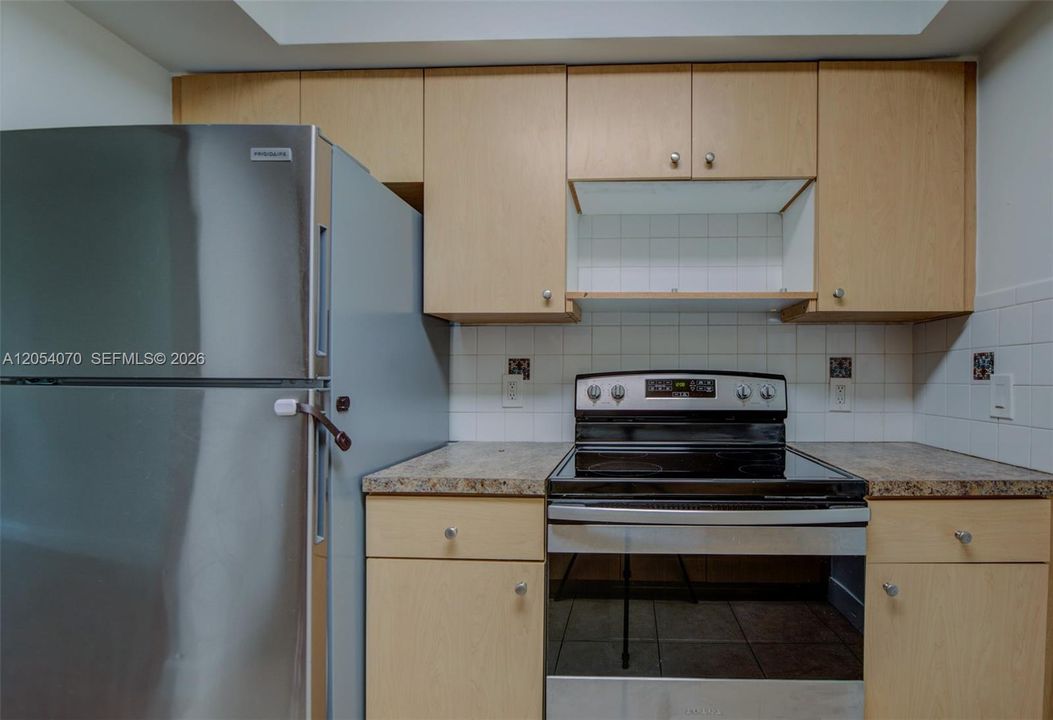For Sale: $199,000 (2 beds, 2 baths, 871 Square Feet)