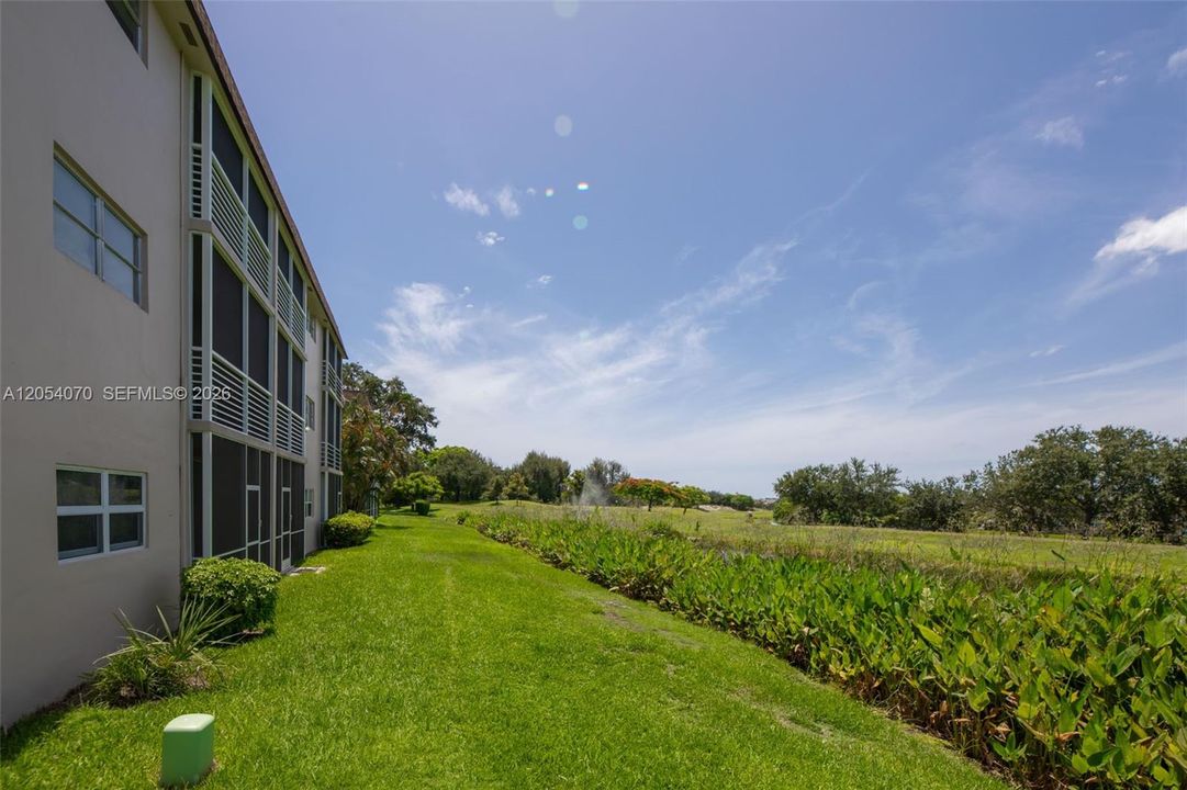 For Sale: $199,000 (2 beds, 2 baths, 871 Square Feet)