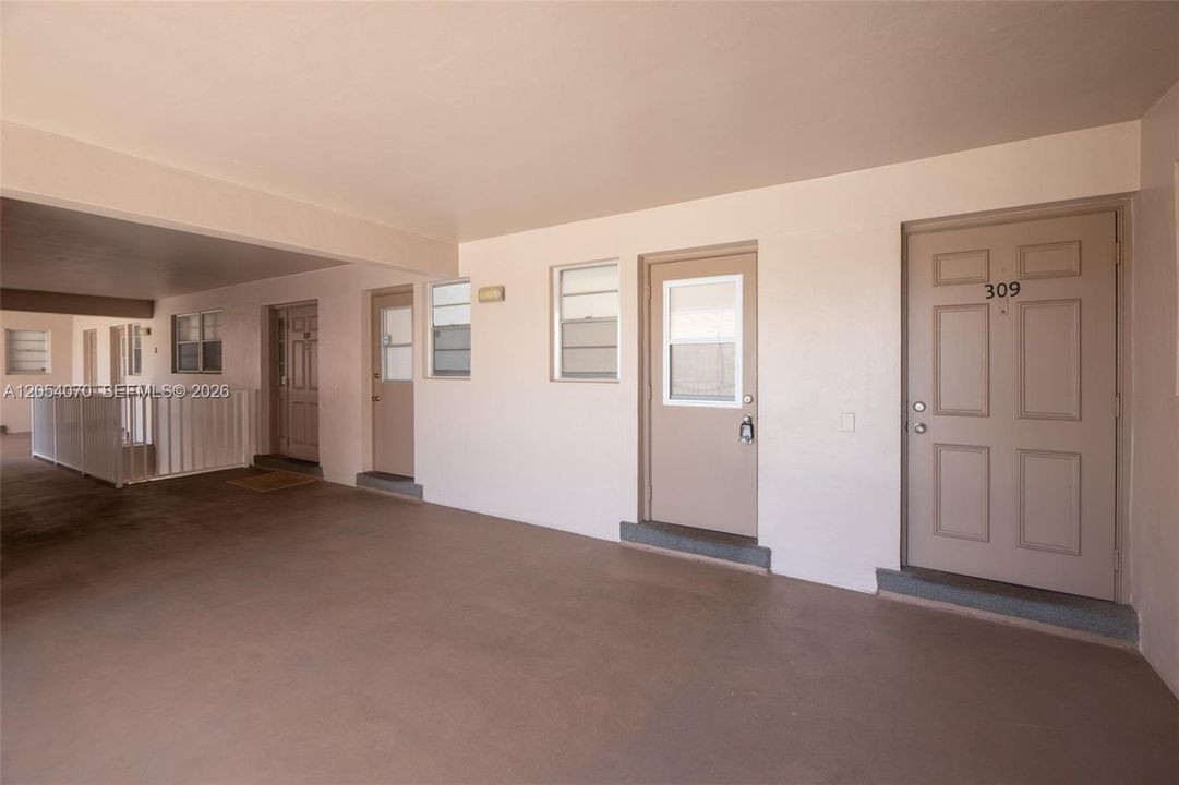 For Sale: $199,000 (2 beds, 2 baths, 871 Square Feet)