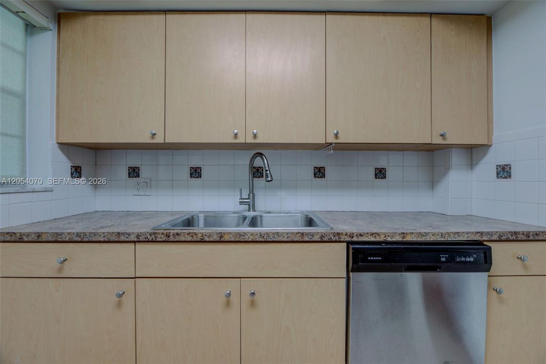 For Sale: $199,000 (2 beds, 2 baths, 871 Square Feet)