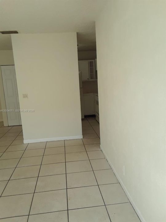 Active With Contract: $1,750 (2 beds, 1 baths, 829 Square Feet)