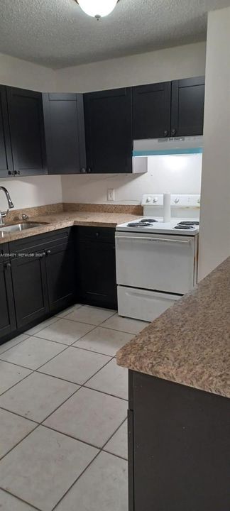 Active With Contract: $1,750 (2 beds, 1 baths, 829 Square Feet)