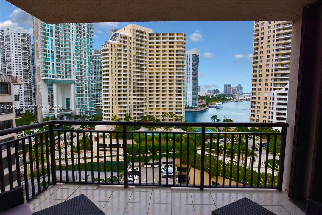 For Rent: $2,700 (1 beds, 1 baths, 650 Square Feet)