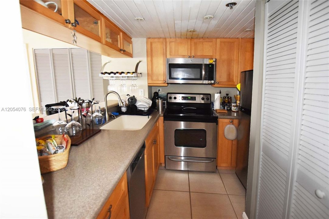 For Rent: $2,700 (1 beds, 1 baths, 650 Square Feet)
