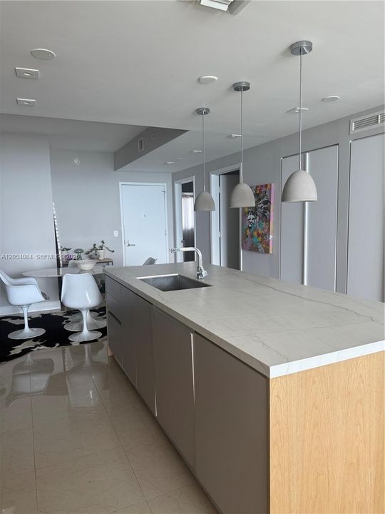 В аренду: $4,900 (2 спален, 2 ванн, 1107 Квадратных фут)