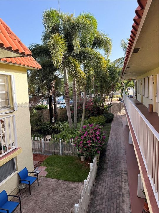 For Sale: $210,000 (2 beds, 1 baths, 740 Square Feet)