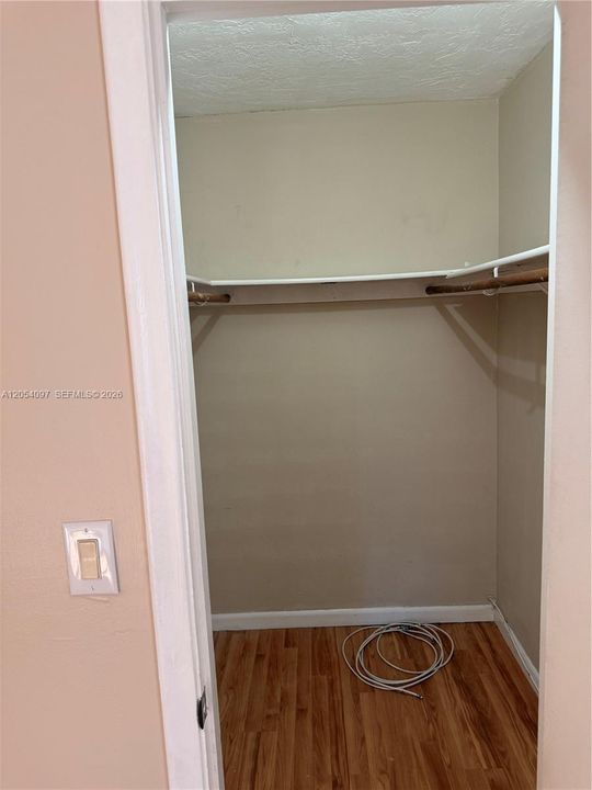 For Sale: $210,000 (2 beds, 1 baths, 740 Square Feet)