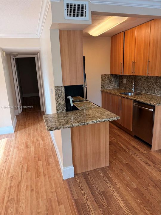 For Sale: $210,000 (2 beds, 1 baths, 740 Square Feet)
