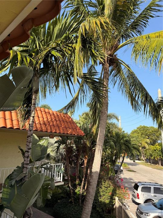 For Sale: $210,000 (2 beds, 1 baths, 740 Square Feet)