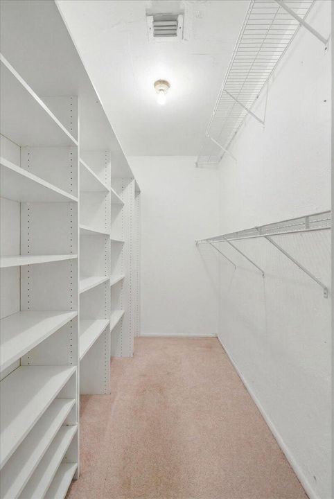 19-Walk in Closet