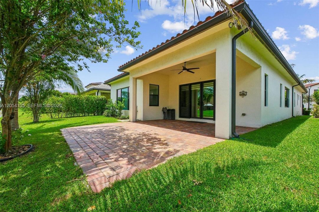 For Sale: $925,000 (3 beds, 2 baths, 2421 Square Feet)