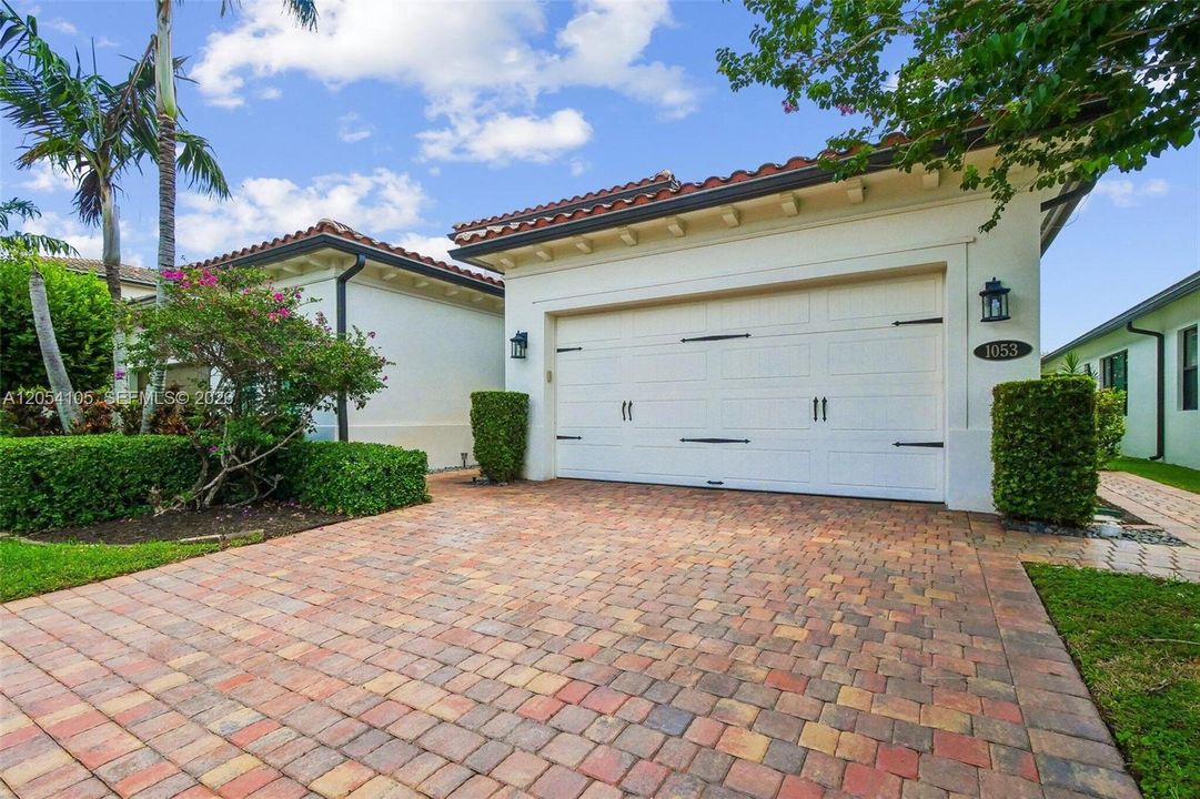 For Sale: $925,000 (3 beds, 2 baths, 2421 Square Feet)