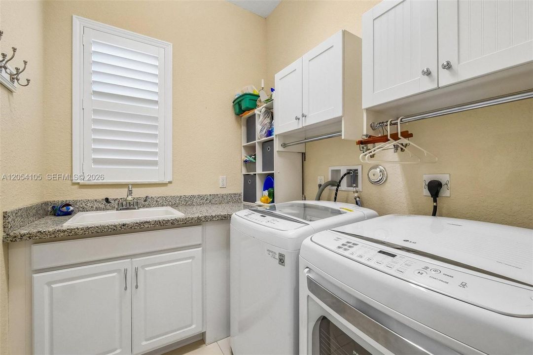 For Sale: $925,000 (3 beds, 2 baths, 2421 Square Feet)