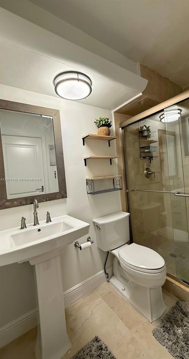 На продажу: $214,500 (2 спален, 2 ванн, 930 Квадратных фут)