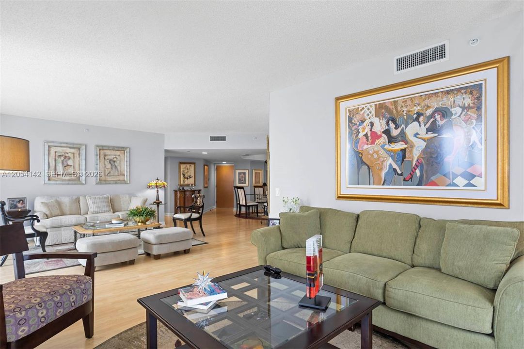 En Venta: $700,000 (2 camas, 2 baños, 1870 Pies cuadrados)