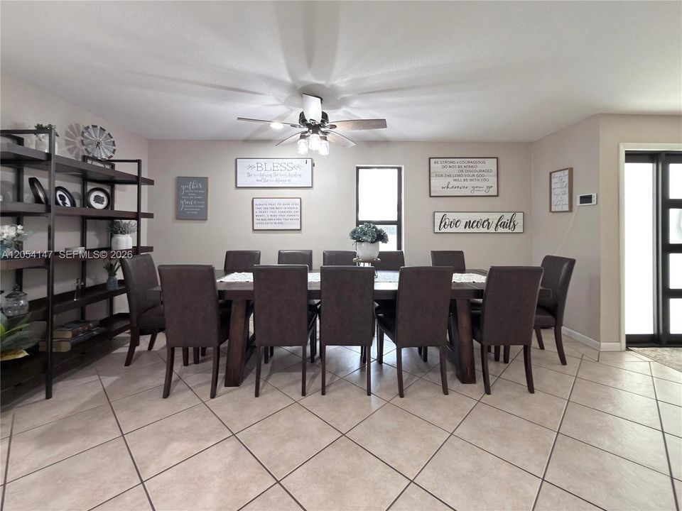 For Sale: $775,000 (5 beds, 3 baths, 2842 Square Feet)