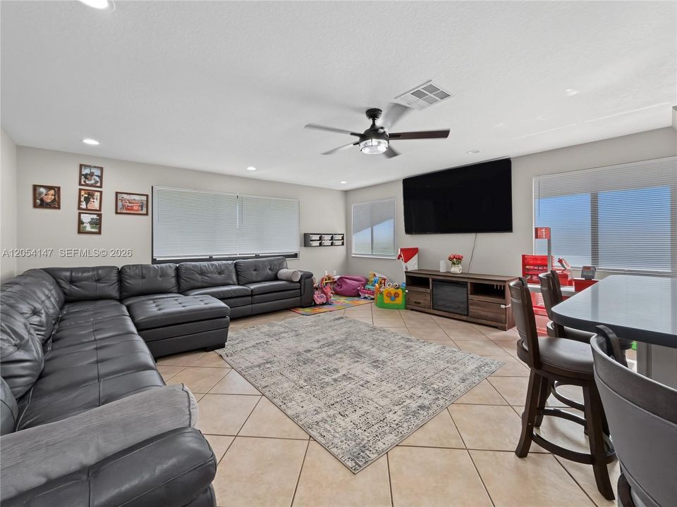 For Sale: $775,000 (5 beds, 3 baths, 2842 Square Feet)