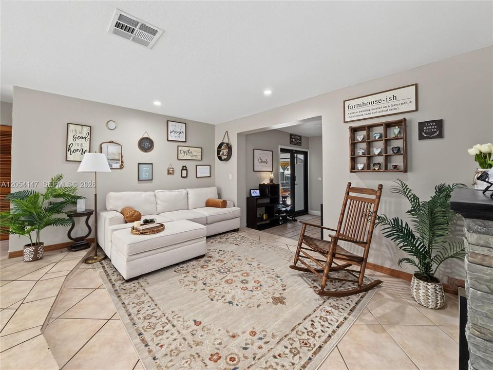 For Sale: $775,000 (5 beds, 3 baths, 2842 Square Feet)
