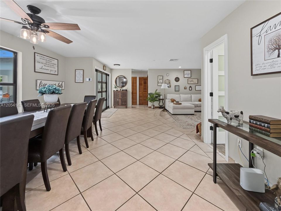 For Sale: $775,000 (5 beds, 3 baths, 2842 Square Feet)