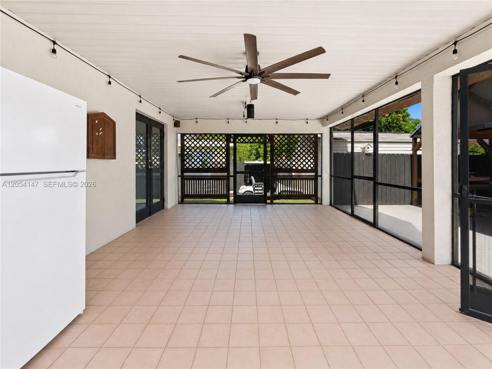 For Sale: $775,000 (5 beds, 3 baths, 2842 Square Feet)