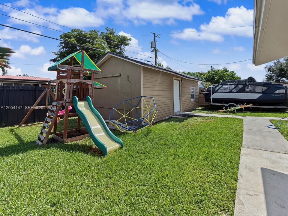 For Sale: $775,000 (5 beds, 3 baths, 2842 Square Feet)
