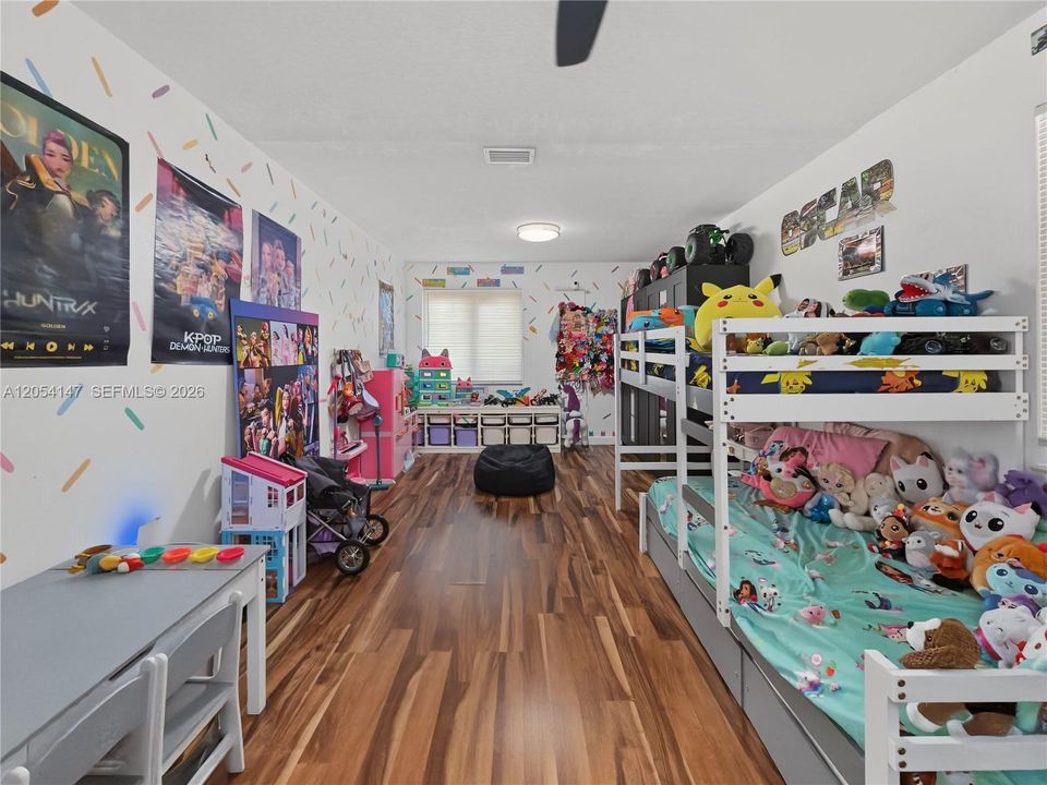 For Sale: $775,000 (5 beds, 3 baths, 2842 Square Feet)