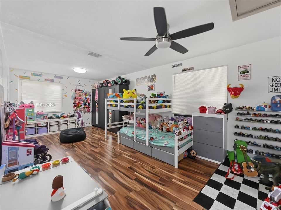 For Sale: $775,000 (5 beds, 3 baths, 2842 Square Feet)
