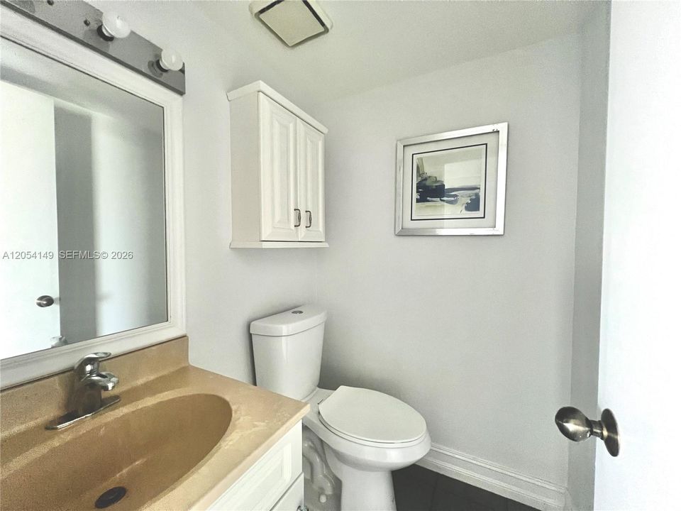 For Rent: $3,200 (1 beds, 1 baths, 1045 Square Feet)