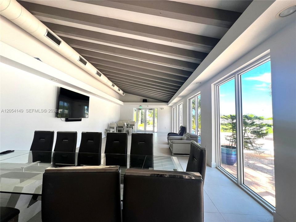 For Rent: $3,200 (1 beds, 1 baths, 1045 Square Feet)