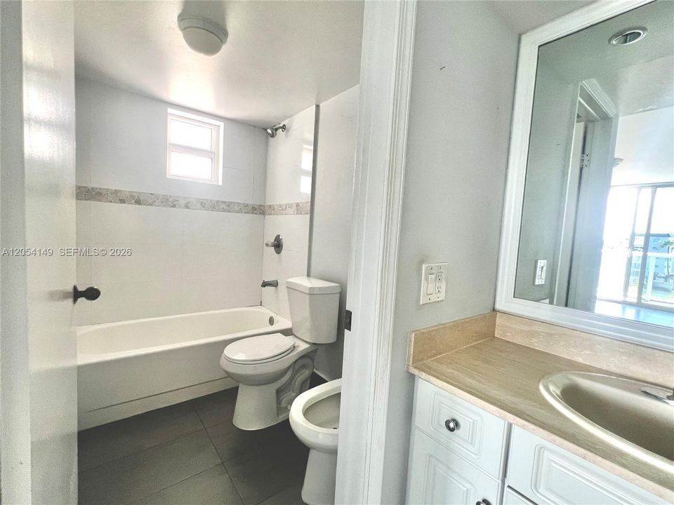 For Rent: $3,200 (1 beds, 1 baths, 1045 Square Feet)