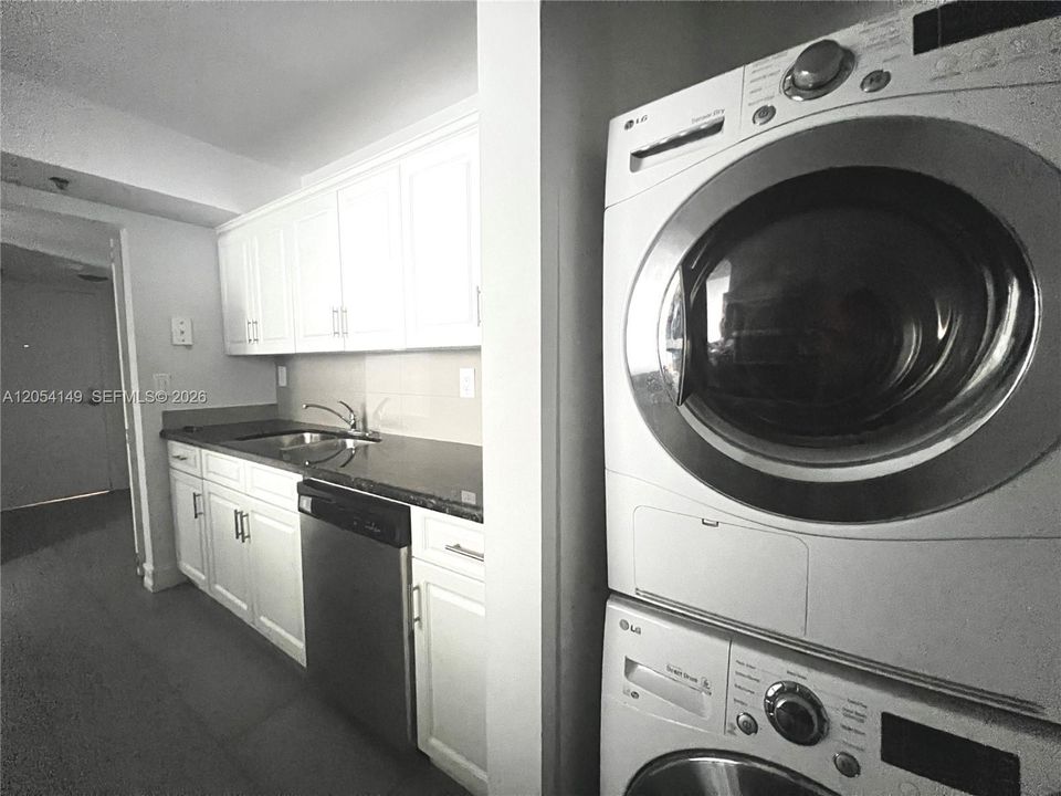 For Rent: $3,200 (1 beds, 1 baths, 1045 Square Feet)