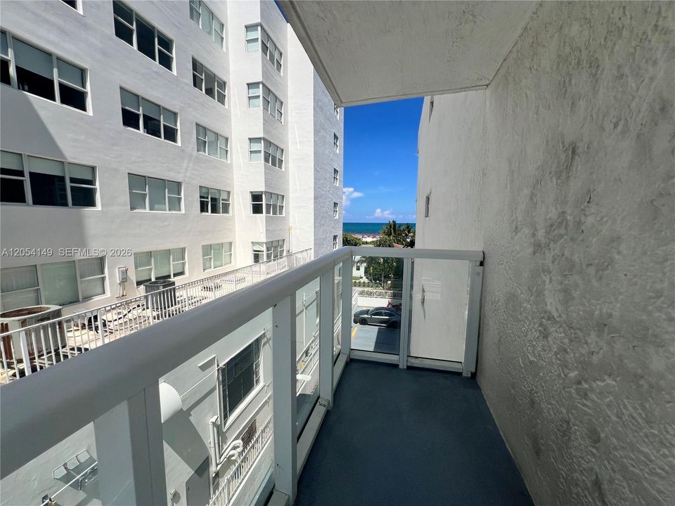 For Rent: $3,200 (1 beds, 1 baths, 1045 Square Feet)