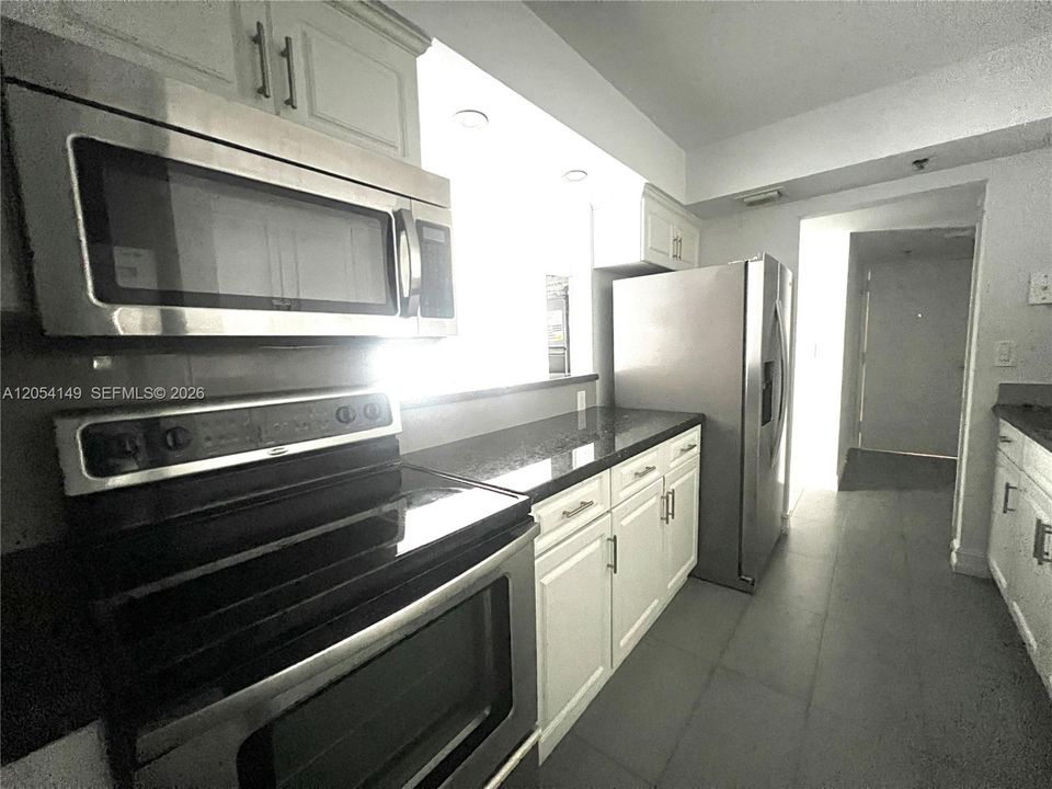 For Rent: $3,200 (1 beds, 1 baths, 1045 Square Feet)