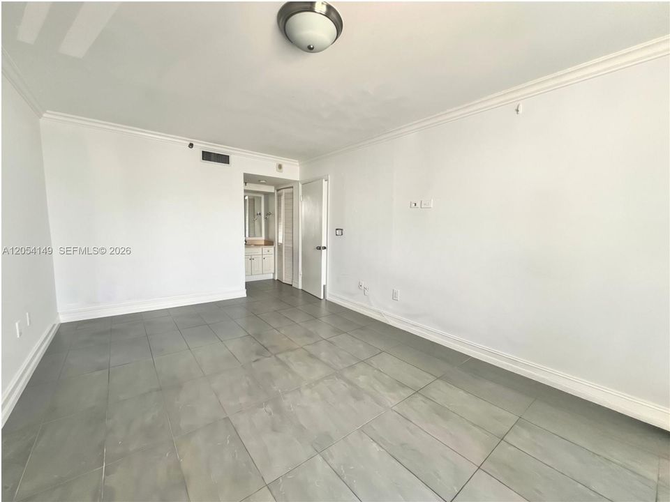 For Rent: $3,200 (1 beds, 1 baths, 1045 Square Feet)