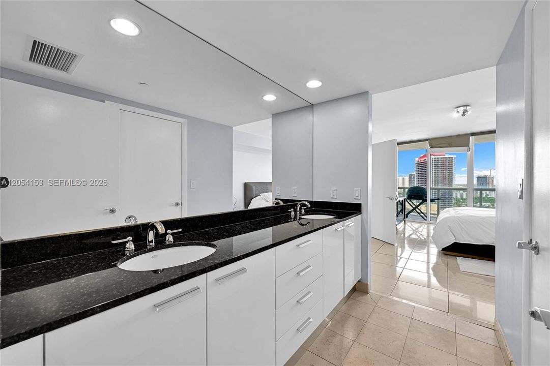 出租: $4,100 (2 贝兹, 1 浴室, 1086 平方英尺)