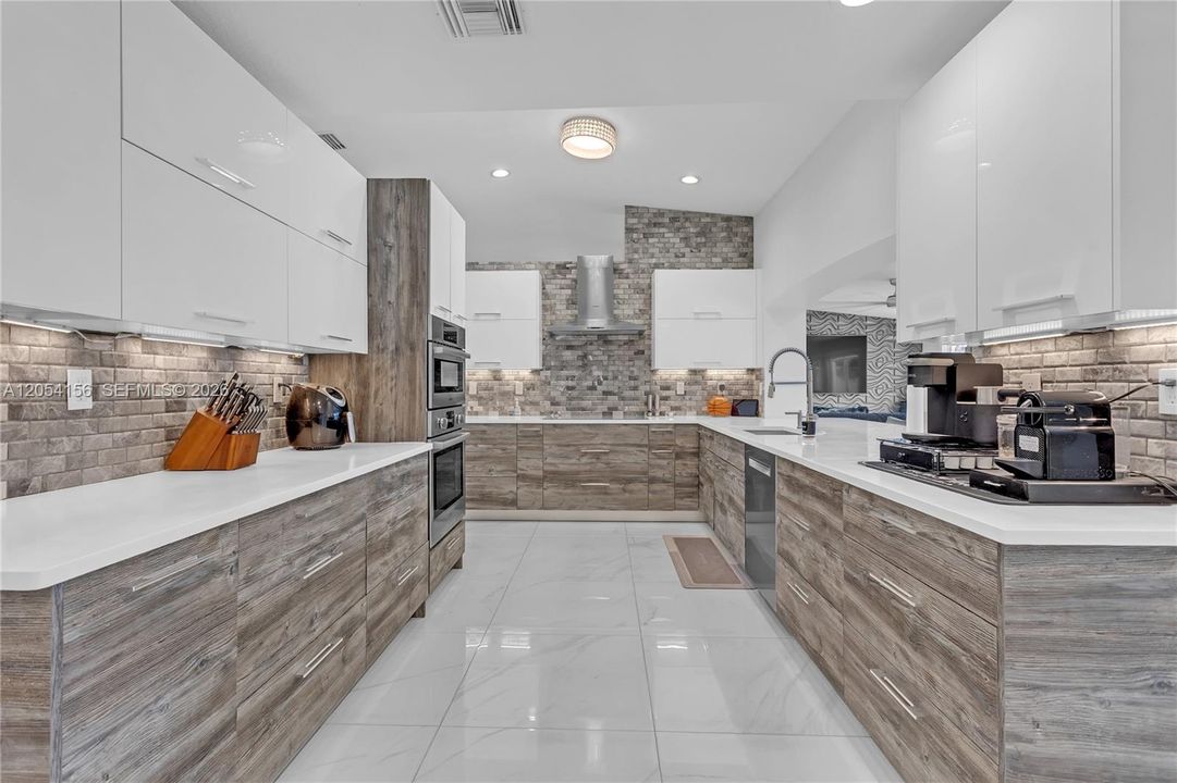 En Venta: $2,400,000 (3 camas, 3 baños, 2825 Pies cuadrados)