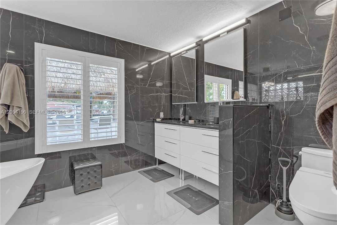 En Venta: $2,400,000 (3 camas, 3 baños, 2825 Pies cuadrados)