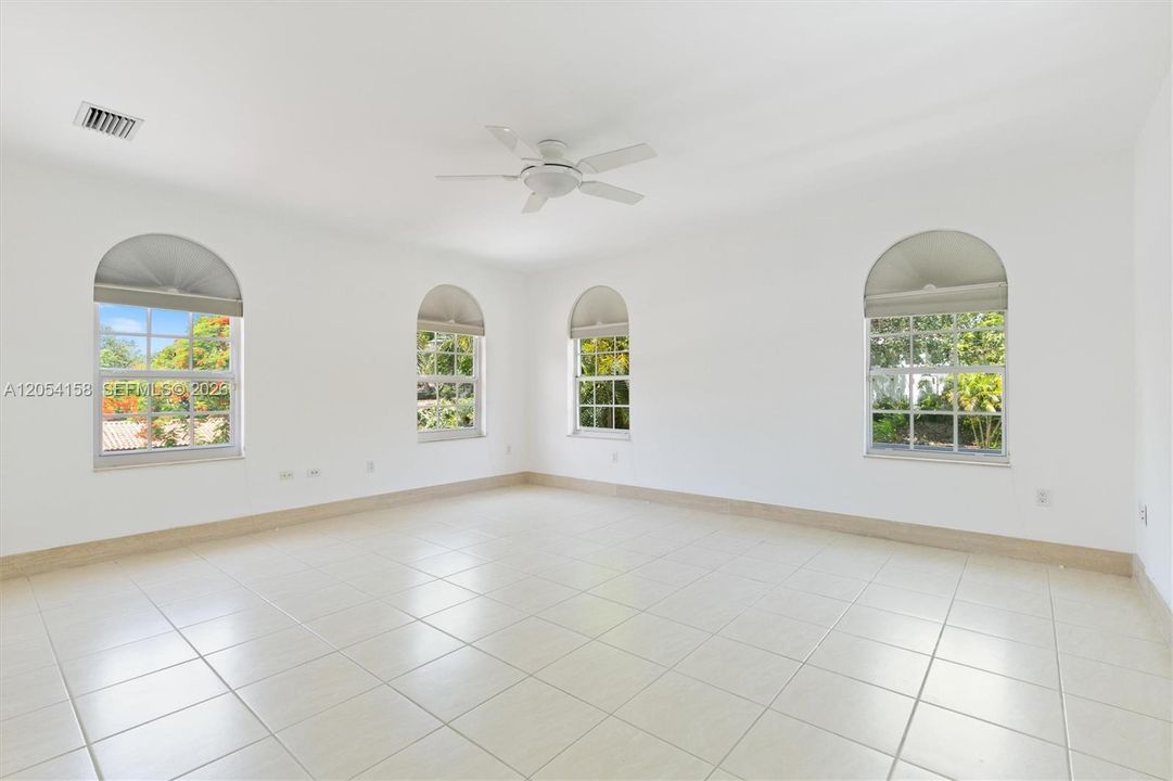 For Rent: $19,500 (5 beds, 4 baths, 4003 Square Feet)